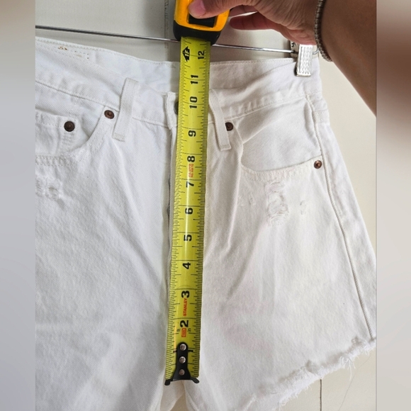 Levi's Women's White Distressed Jean Shorts-Size S - Picture 7 of 10
